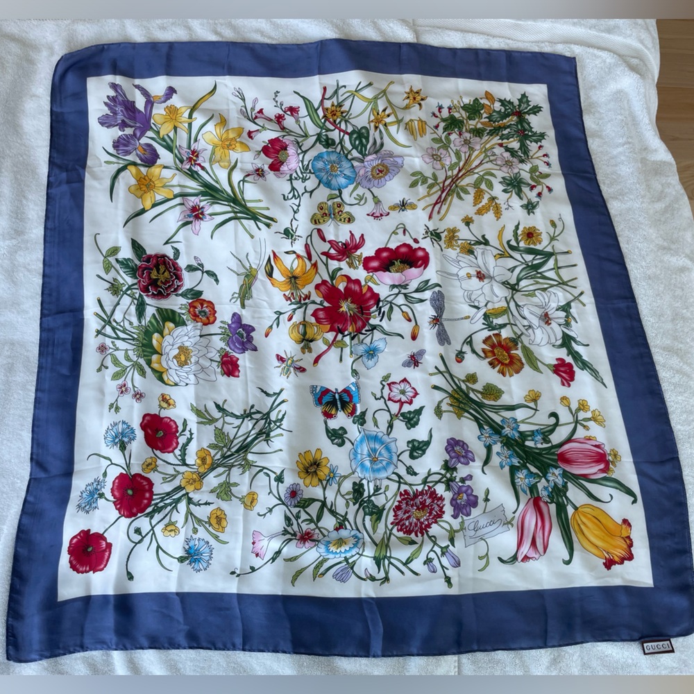 Gucci Scarf Flora Print Multicolor Periwinkle Blue Border Silk Wrap Pasmina 💐💐